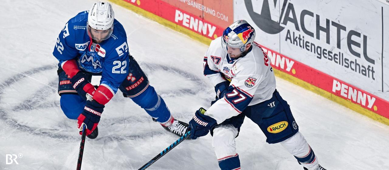 Matthias Plachta (Adler Mannheim) und Adam Brooks (EHC München) kämpfen um den Puck.