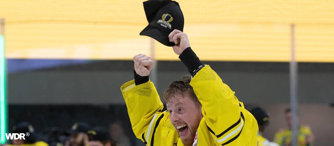 Erik Buschmann von den Krefeld Pinguinen jubelt über den Gewinn der Meisterschaft in der DEL2