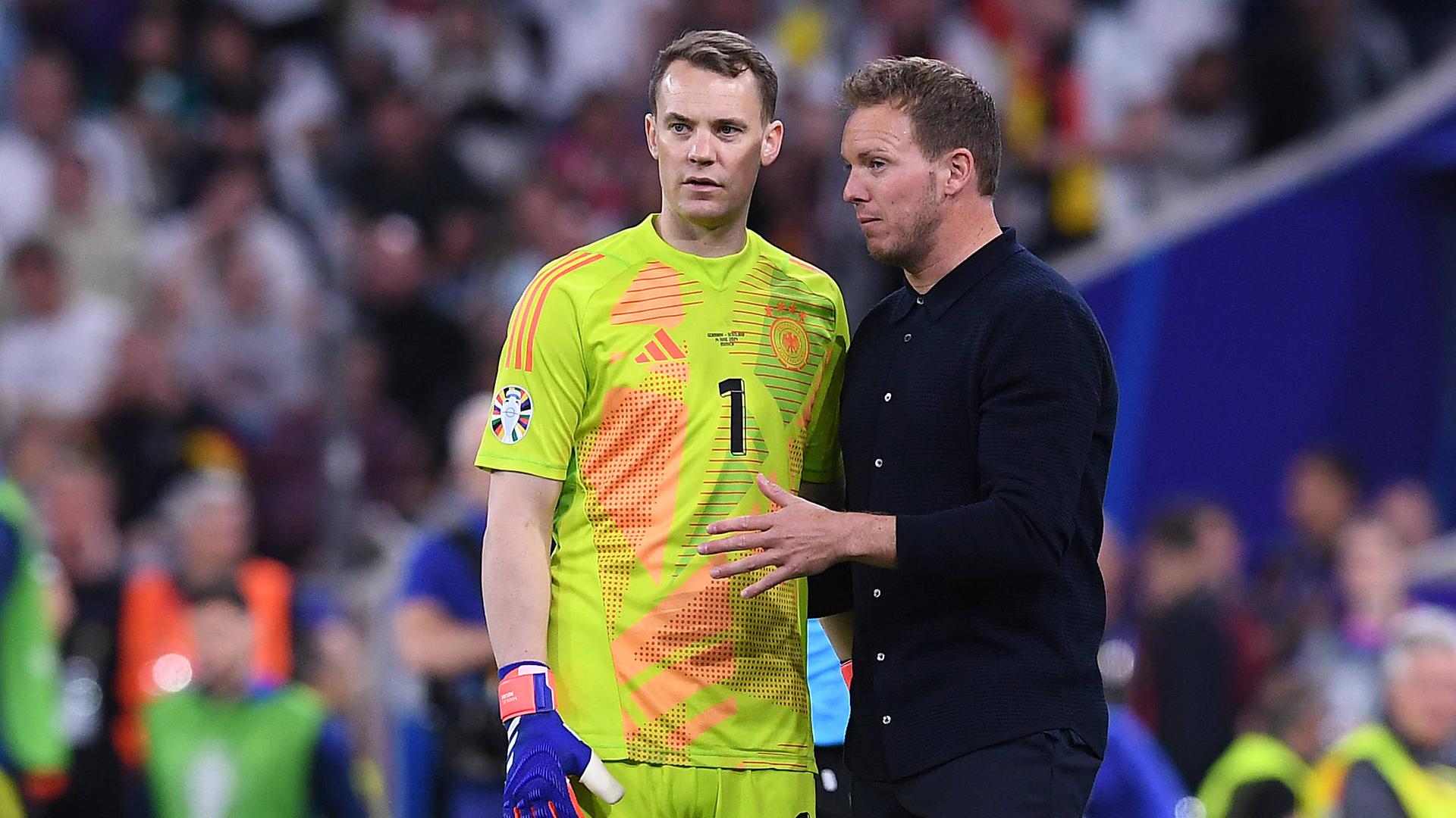 Nach Medienberichten - Bundestrainer Julian Nagelsmann (r.) macht Manuel Neuer zur Nummer eins bei der WM | IMAGO / Revierfoto