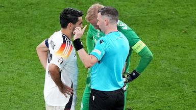Vorbildhaft angewandt bei der EM: Nur die Kapitäne sprechen mit dem Referee