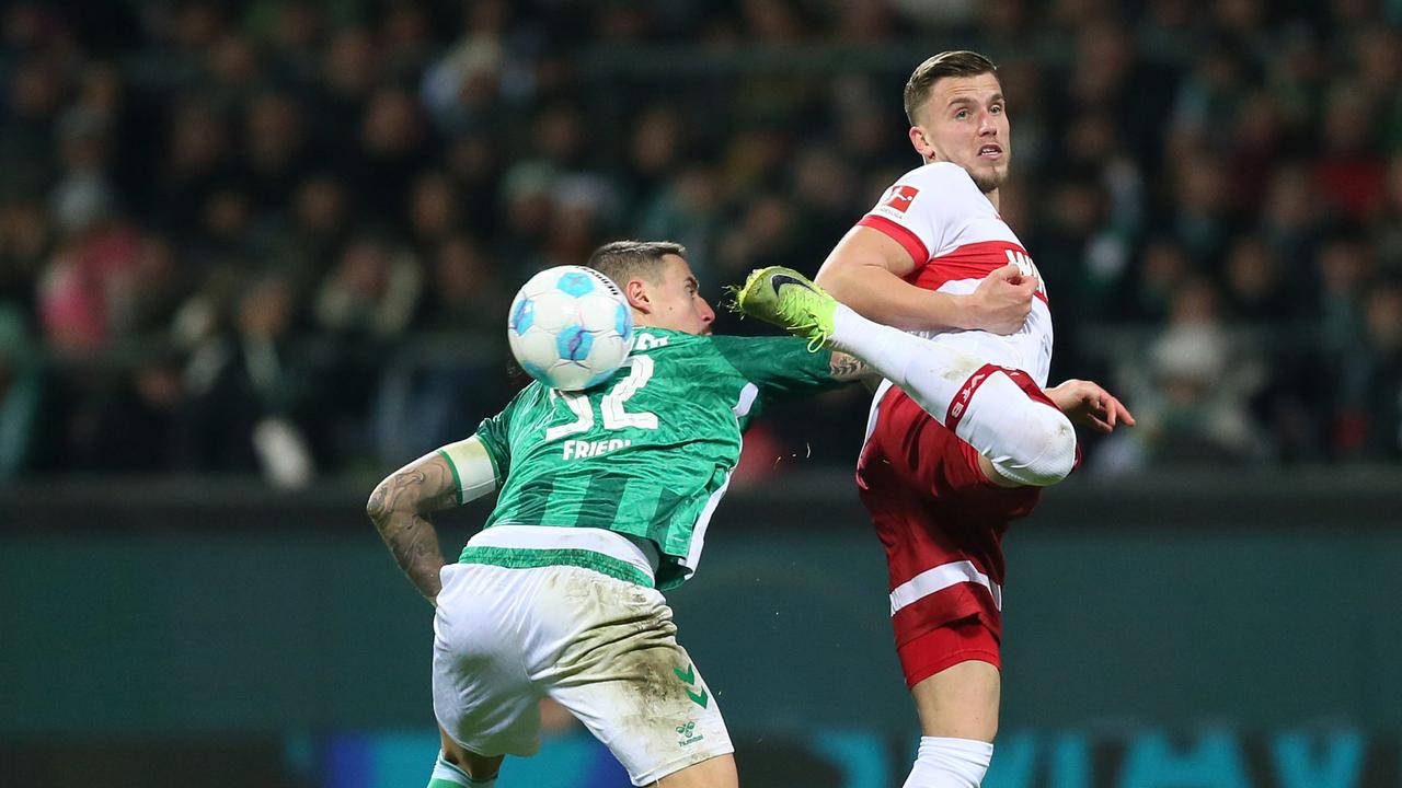 Stuttgarts Ermedin Demirovic (r) wird von Marco Friedl von Werder Bremen gestört | Selim Sudheimer/Getty Images