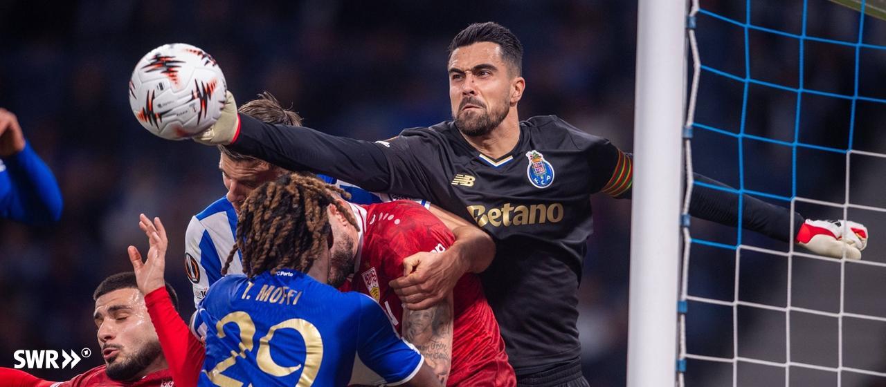 Porto-Torwart Diogo Costa faustet den Ball im Europa-League-Spiel gegen den VfB Stuttgart aus der Gefahrenzone.