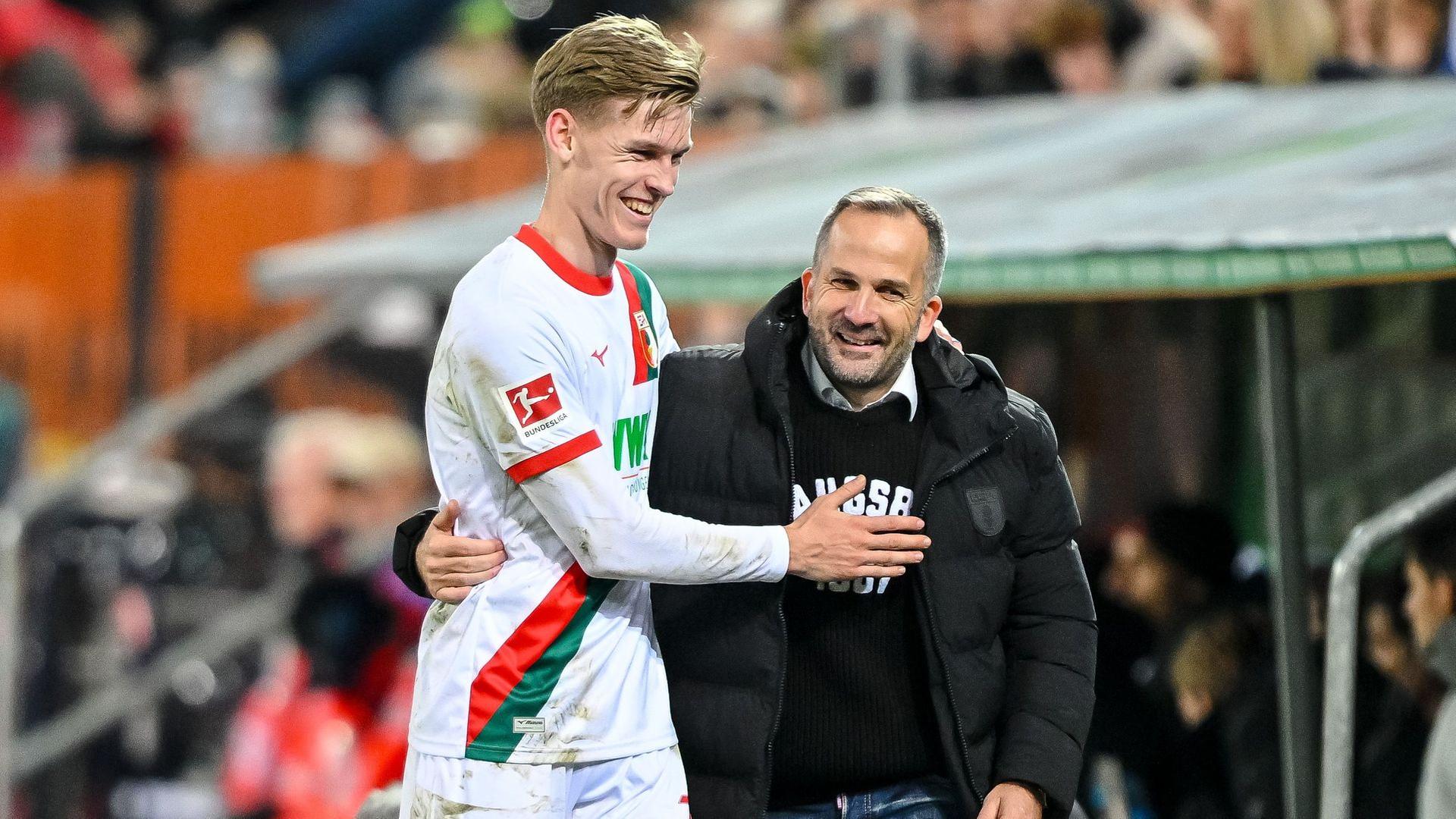 dpatopbilder - 06.12.2025, Bayern, Augsburg: Fußball: Bundesliga, FC Augsburg - Bayer Leverkusen, 13. Spieltag, WWK-Arena. Anton Kade (l, FC Augsburg) und Trainer Manuel Baum (FC Augsburg) nach der Auswechslung. Foto: Harry Langer/dpa - WICHTIGER HINWEIS: Gemäß den Vorgaben der DFL Deutsche Fußball Liga bzw. des DFB Deutscher Fußball-Bund ist es untersagt, in dem Stadion und/oder vom Spiel angefertigte Fotoaufnahmen in Form von Sequenzbildern und/oder videoähnlichen Fotostrecken zu verwerten bzw. verwerten zu lassen. +++ dpa-Bildfunk +++ | dpa-Bildfunk/Harry Langer