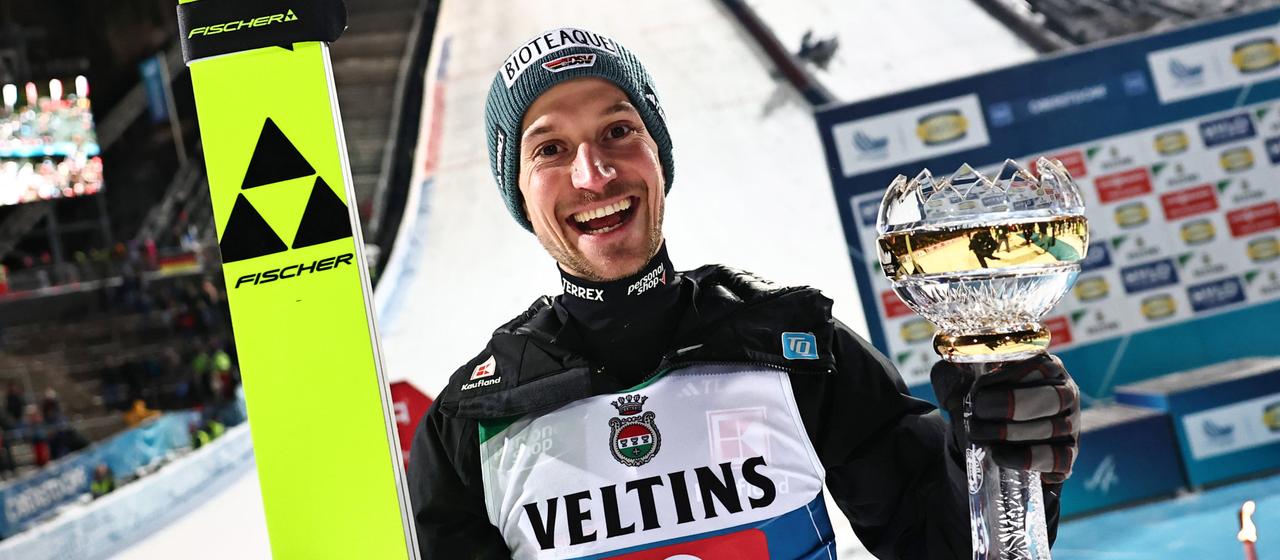 Felix Hoffmann (Deutschland) jubelt nach der Siegerehrung über den dritten Platz. 