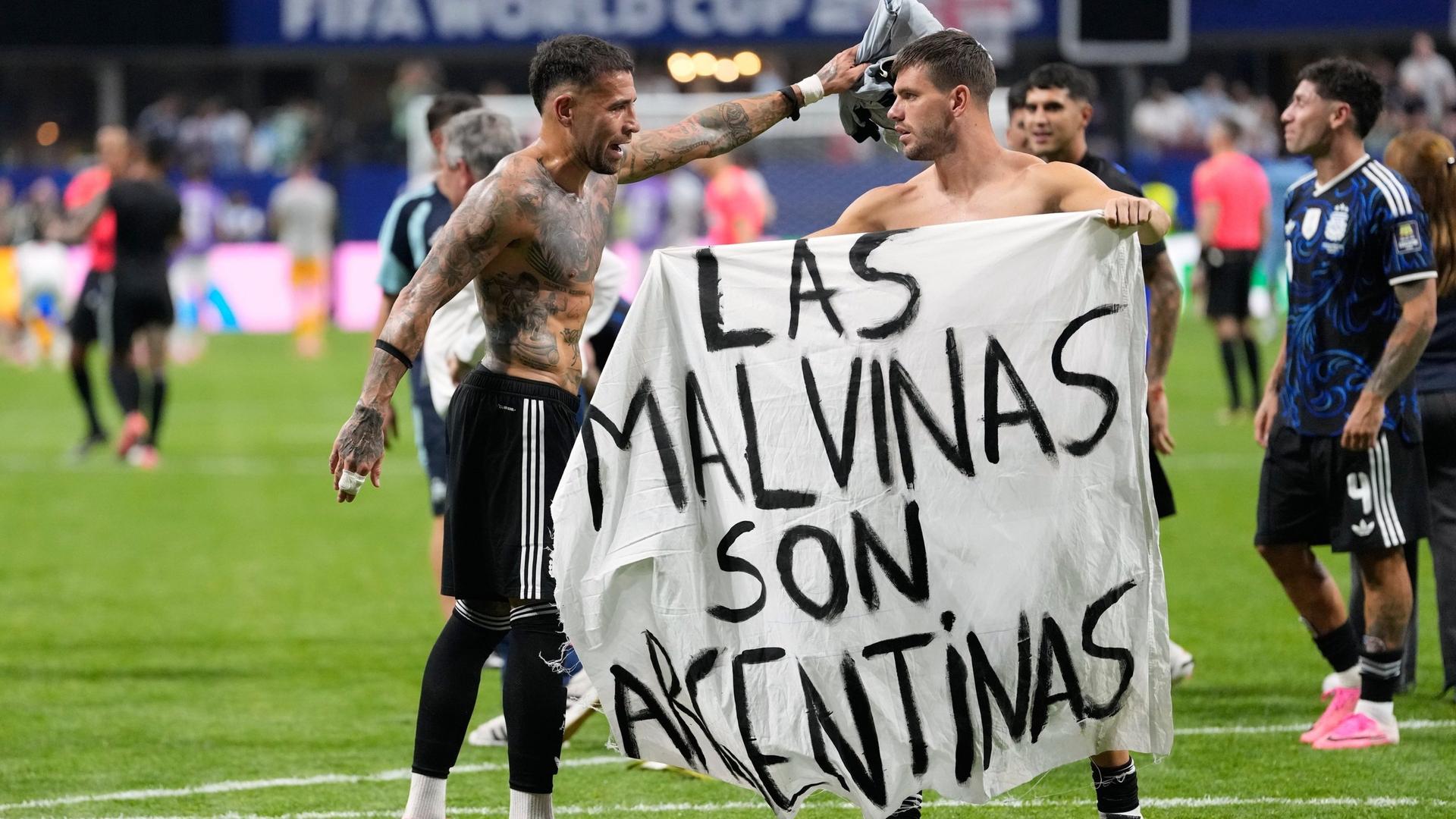 Argentinische Spieler zeigen nach dem Halbfinale ein Banner zu den Malvinas