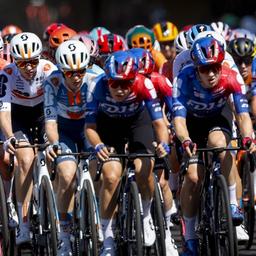 Das Hauptfeld der Tour de France Femmes in Aktion