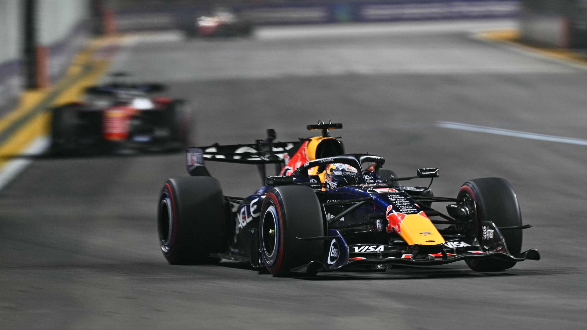 Max Verstappen fÃ¼hrt das Rennen an | AFp / ANTHONY WALLACE