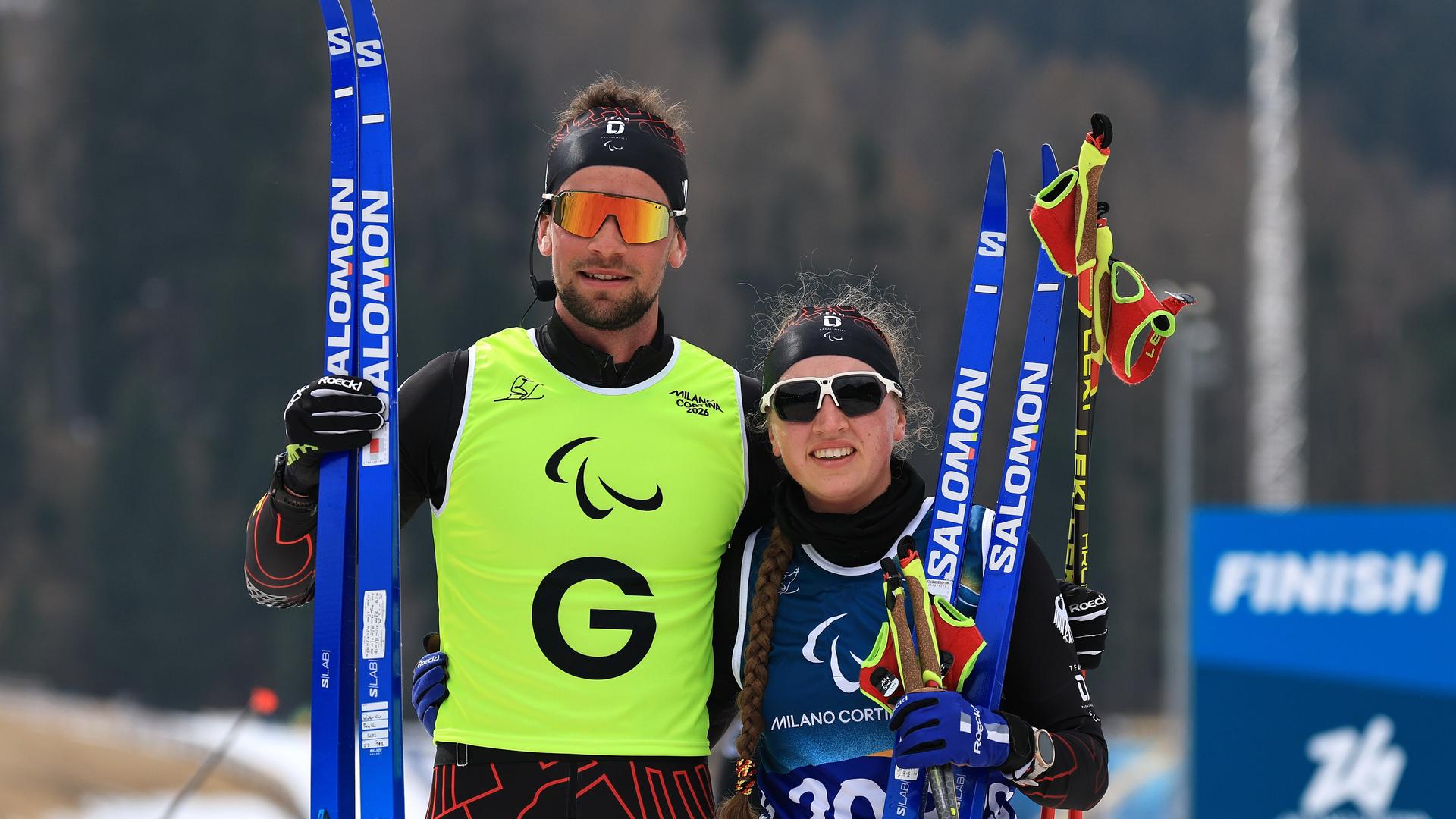 Leonie Walter und ihr Guide Christian Krasman nach den 10 Kilometern im Ziel | Buda Mendes/Getty Images