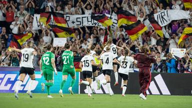 Das deutsche Team jubelt mit den Fans im St. Jakob Park in Basel