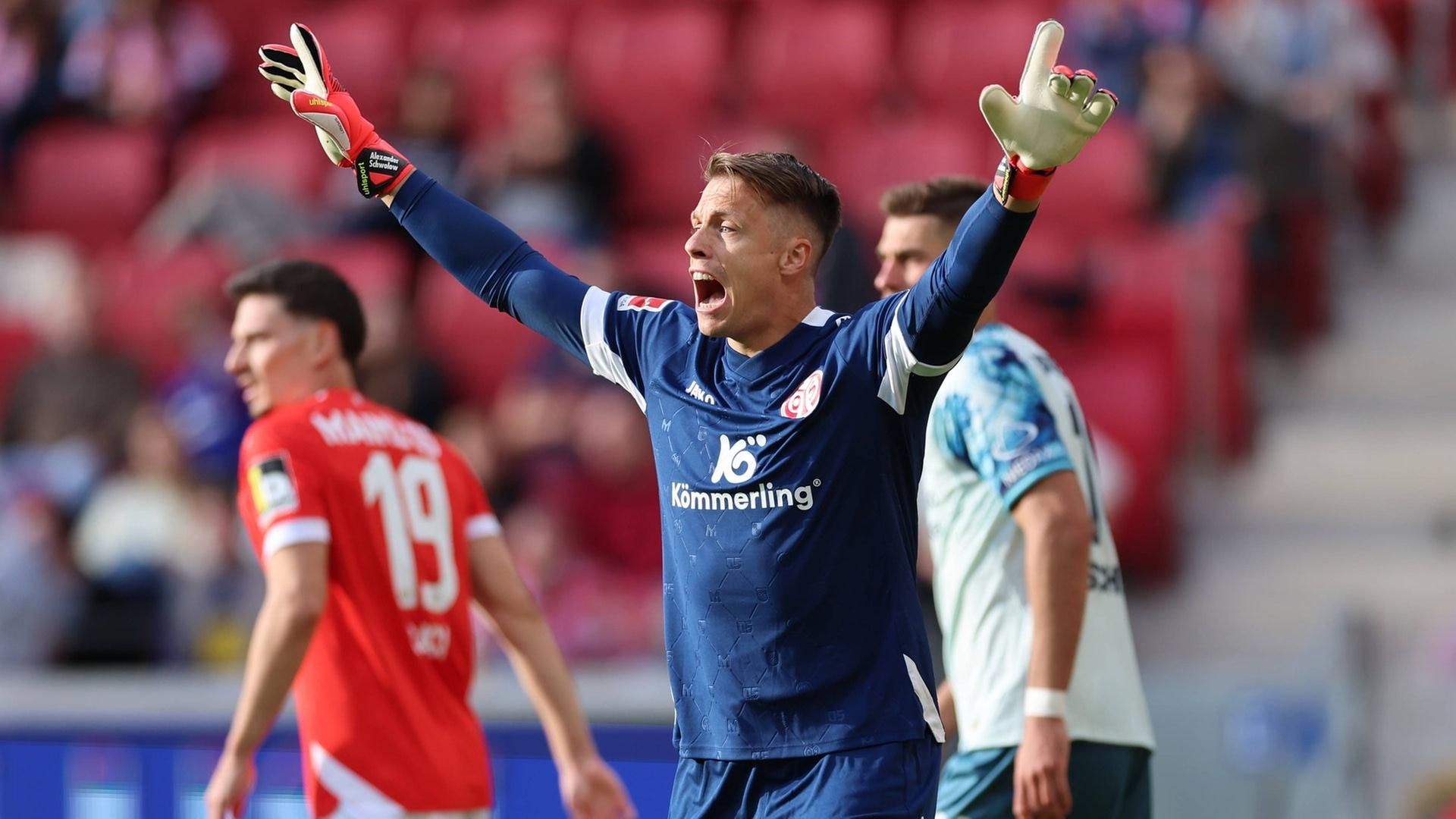 Alexander Schwolow von Mainz 05 | IMAGO, Imago / HMB-Media Claus
