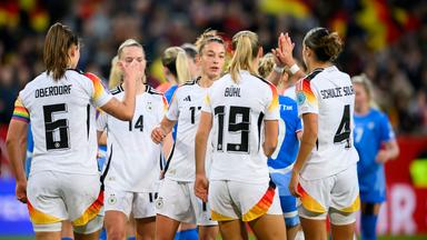 Spielerinnen der Frauen-Nationalmannschaft klatschen sich ab