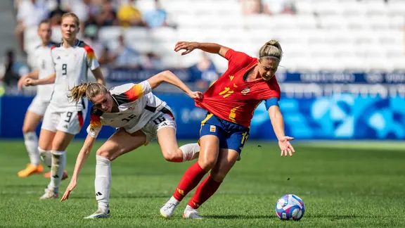 Deutschlands Jule Brand (l.) und Spaniens Alexia Putellas kämpfen um den Ball.
