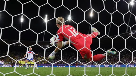 Englands Alex Greenwood vergibt einen Elfmeter gegen Schweden-Keeperin Jennifer Falk im Elfmeterschießen.