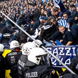 Eine Hundertschaft der Polizei rückt in den Fanblock von Hertha BSC ein. (Foto: IMAGO / Fotostand)