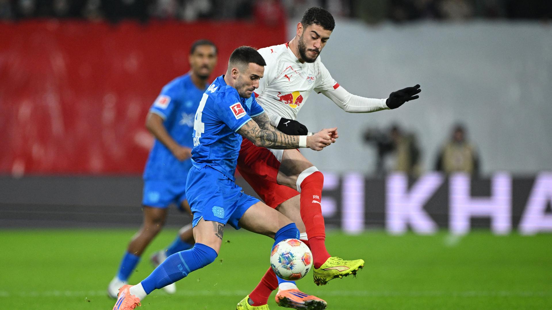 Aleix Garcia gegen Romulo | REUTERS/Annegret Hilse