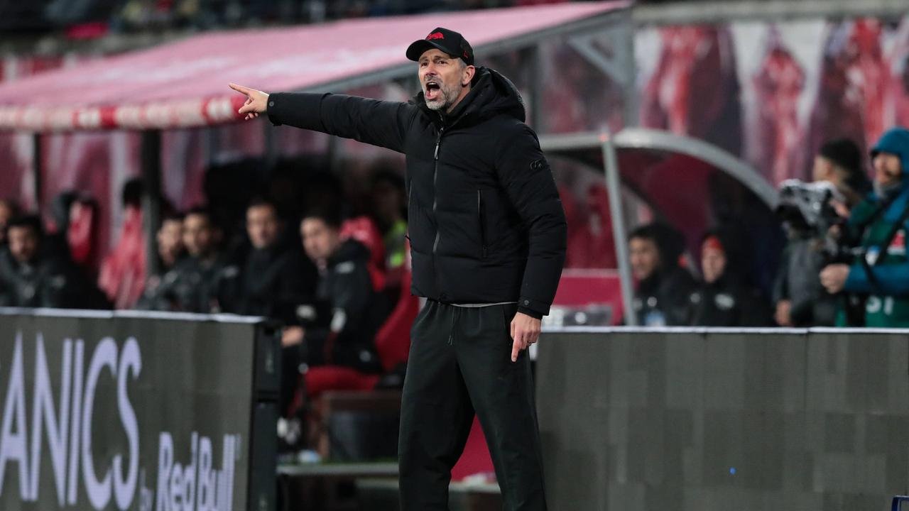 Leipzigs Marco Rose gibt seinem Team Anweisungen | IMAGO/Christian Schroedter