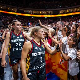 Deutschlands Alexandra Wilke und Emily Bessoir klatschen die Fans ab