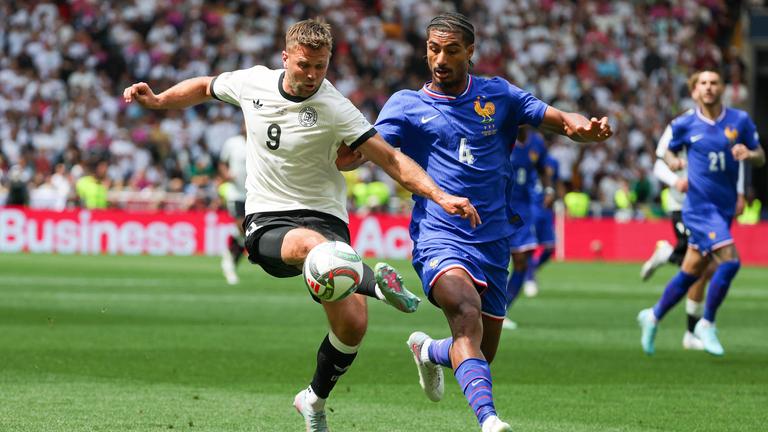 Deutschlands Niclas Füllkrug im zwiekampf mit Loic Bade von der französischen Nationalmannschaft