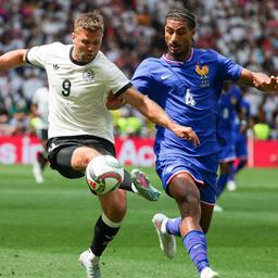 Deutschlands Niclas Füllkrug im zwiekampf mit Loic Bade von der französischen Nationalmannschaft