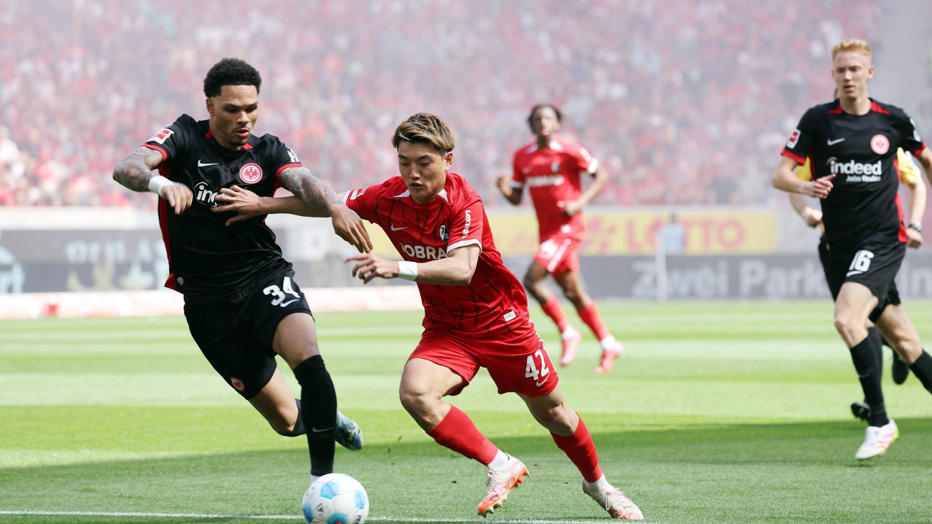 Ritsu Doan (rechts) im Zweikampf mit Eintracht-Verteidiger Nnamdi Collins. | Imago Images