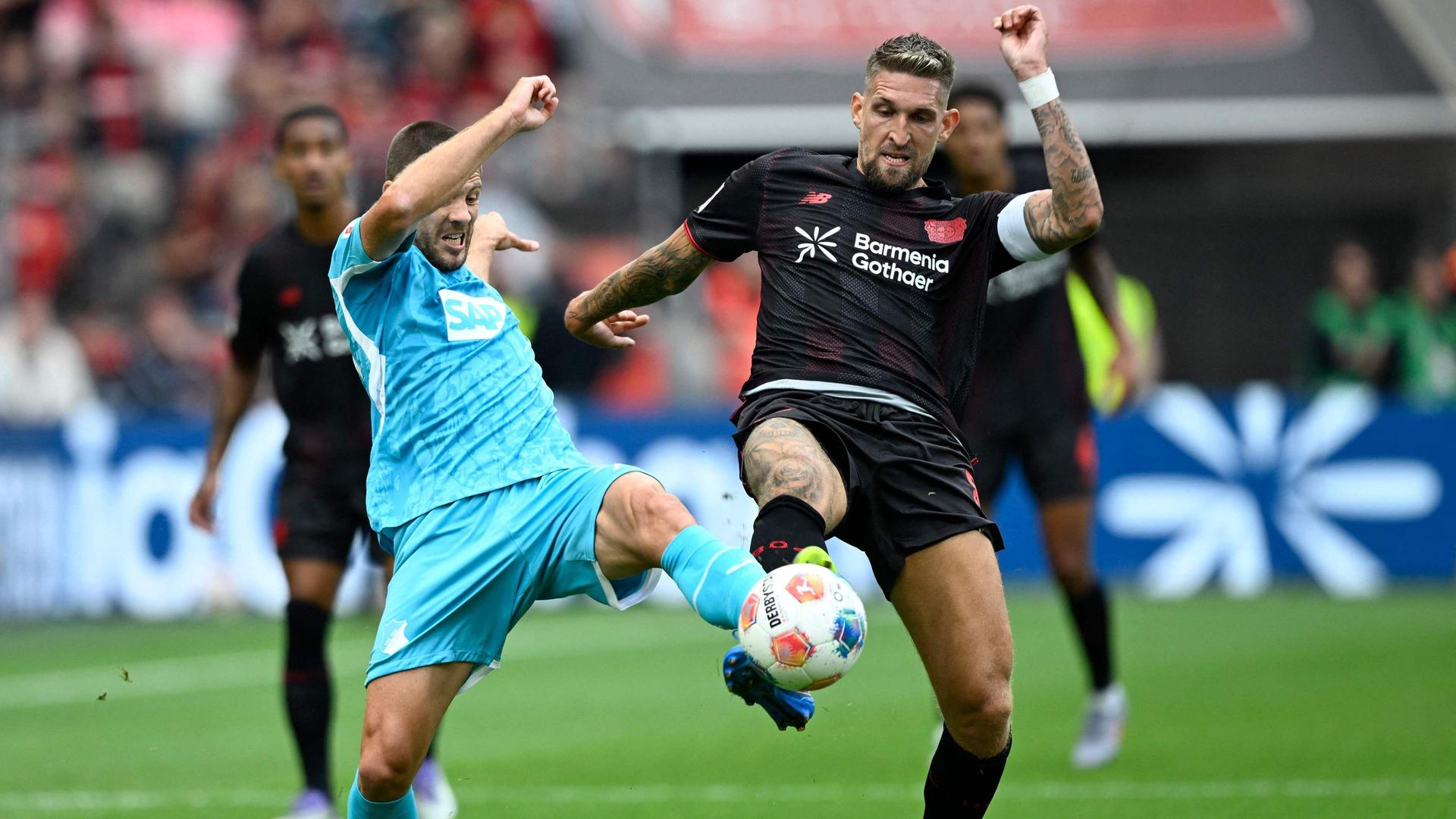 Leverkusens Fußballprofi Robert Andrich (r.) im Zweikampf mit Hoffenheims Andrej Kramaric | AFP/Fassbender
