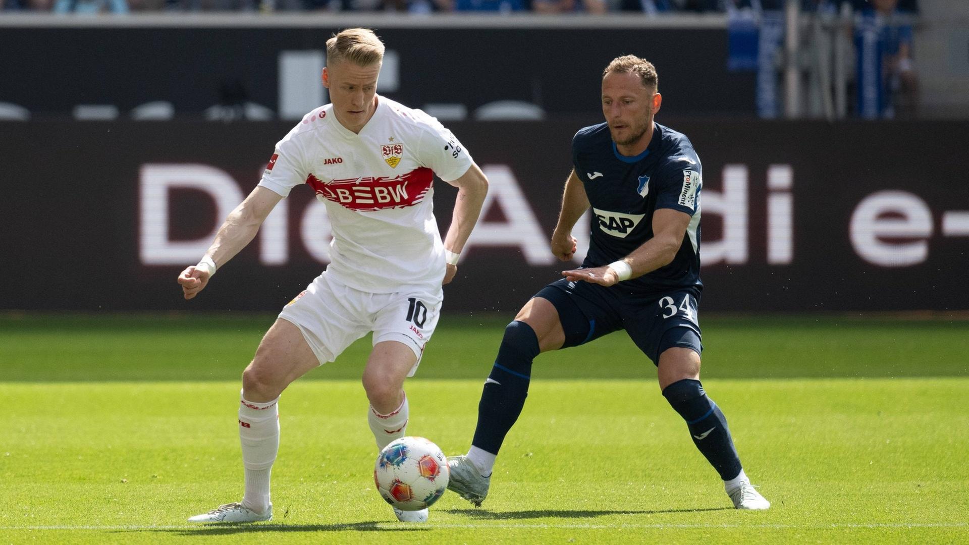 Chris Fuehrich (VfB Stuttgart) im Zweikampf mit Vladimir Coufal (TSG 1899 Hoffenheim). | IMAGO, Michael Webber