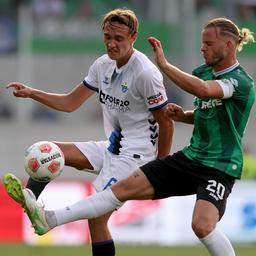 Paderborns Luis Engelns (l.) im Zweikampf mit Jorrit Hendrix