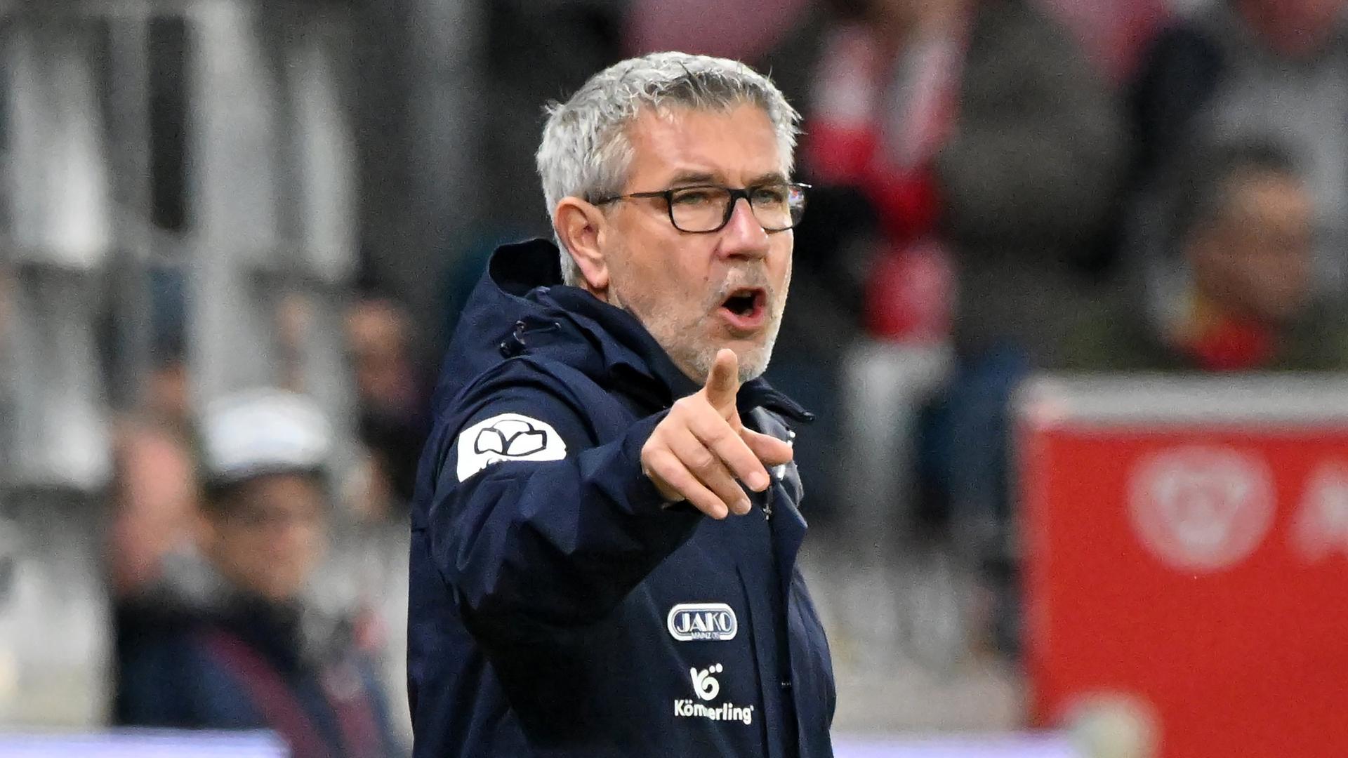 Mainzs Trainer Urs Fischer gibt seiner Mannschaft taktische Anweisungen | Torsten Silz/dpa