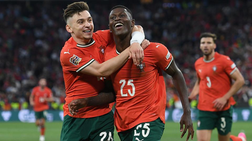 Nuno Mendes jubelt über seinen Treffer zum 1:1