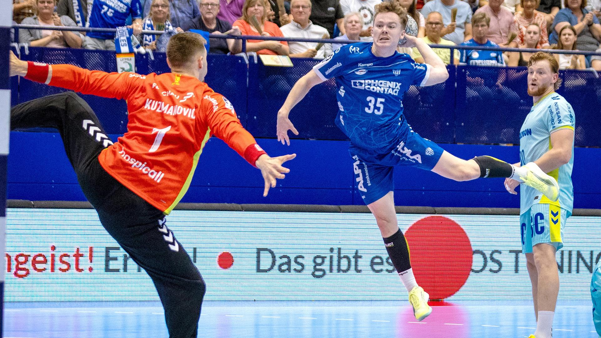 Jarnes Faust von TBV Lemgo Lippe wirft aufs Tor der Gummersbacher | picture alliance / Maximilian Koch