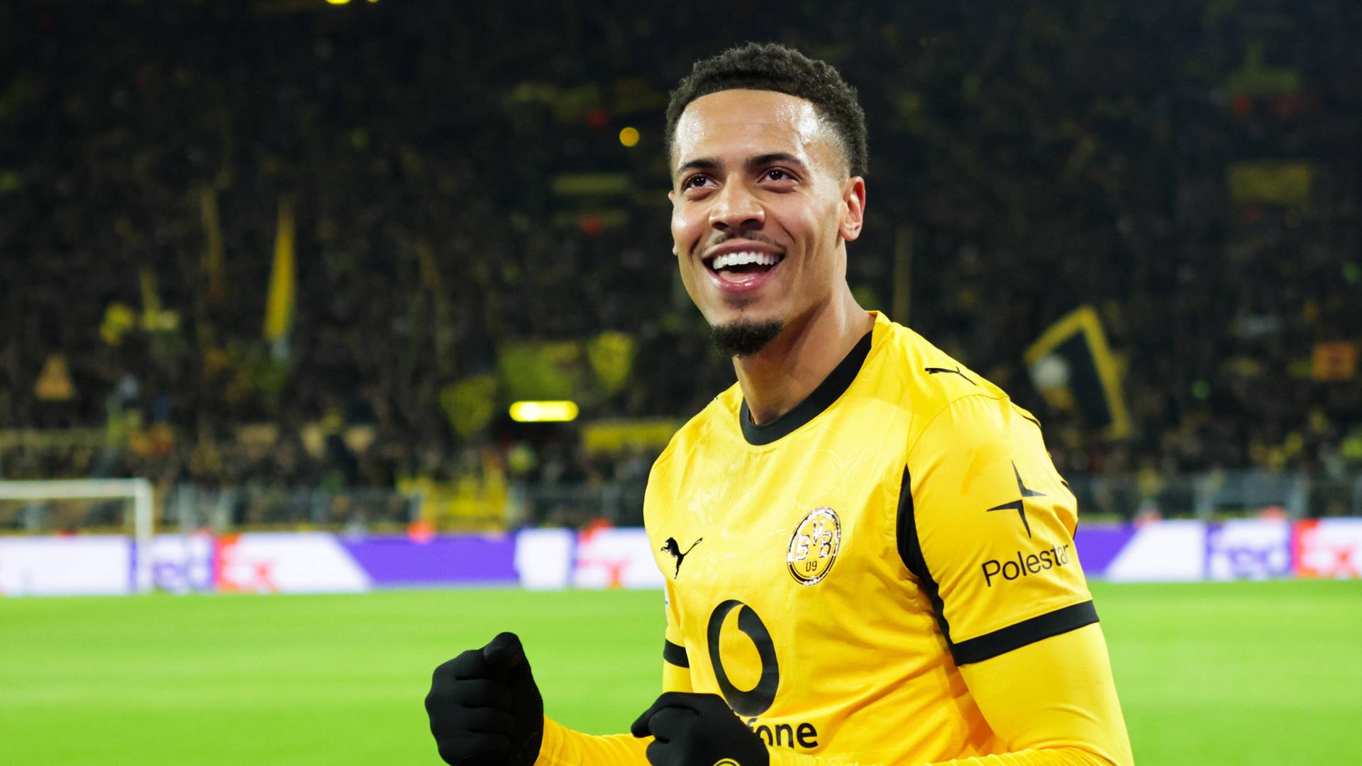 Felix Nmecha lächelt nach einem Treffer für Borussia Dortmund | IMAGO/Jan Huebner