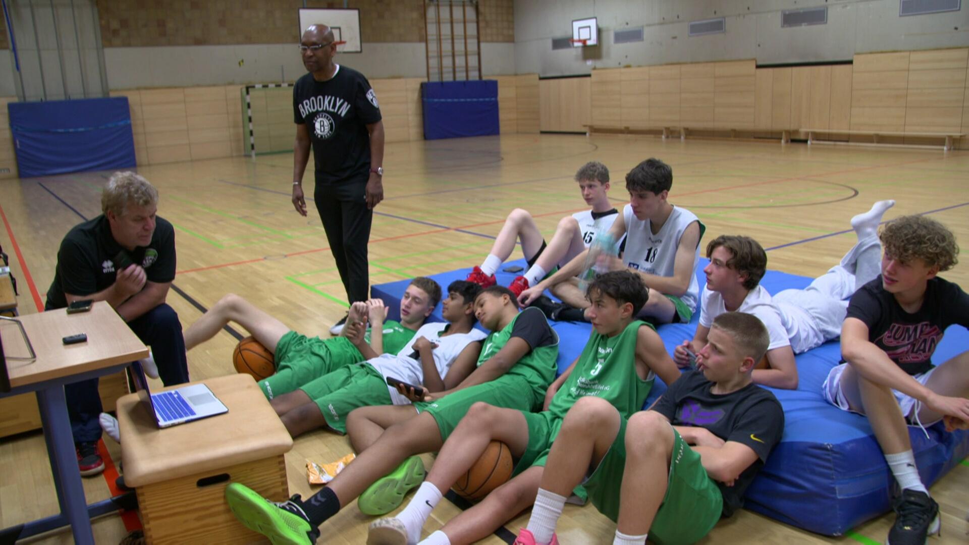Nachwuchs der EPG Koblenz fiebert mit Isaac Bonga und der DBB-Auswahl | SWR