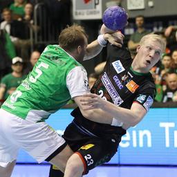 Handballprofi Magnus Saugstrup (r.) vom SC Magdeburg im Wurf am Kreis gegen die Füchse Berlin