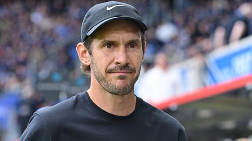 Trainer Julian Schuster (SC Freiburg) kommt vor dem Spiel in das Stadion