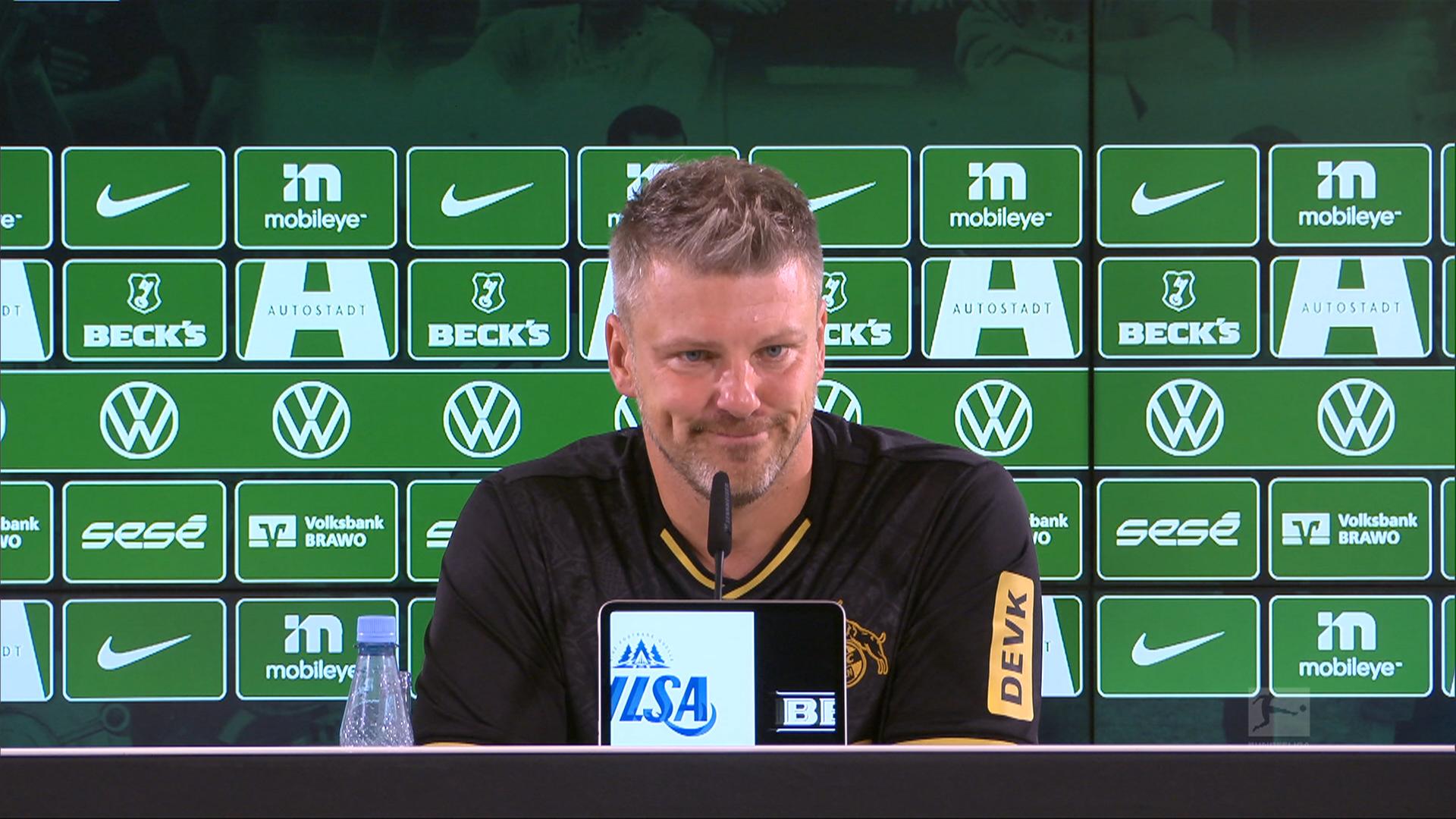 Kölns Trainer Lukas Kwasniok bei einer Pressekonferenz | Sportschau