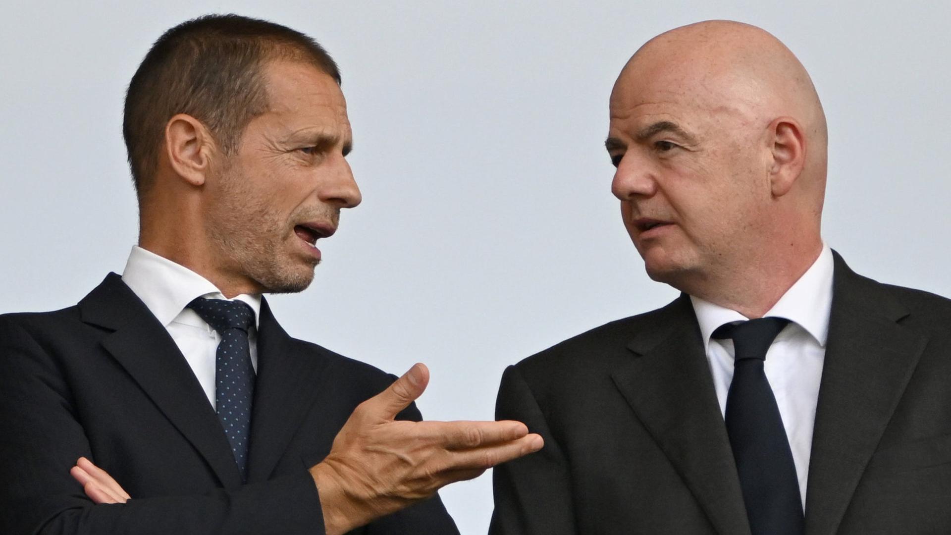 UEFA-PrÃ¤sident Aleksander Ceferin (l.) mit FIFA-PrÃ¤sident Gianni Infantino | Robert Michael/dpa +++ dpa-Bildfunk