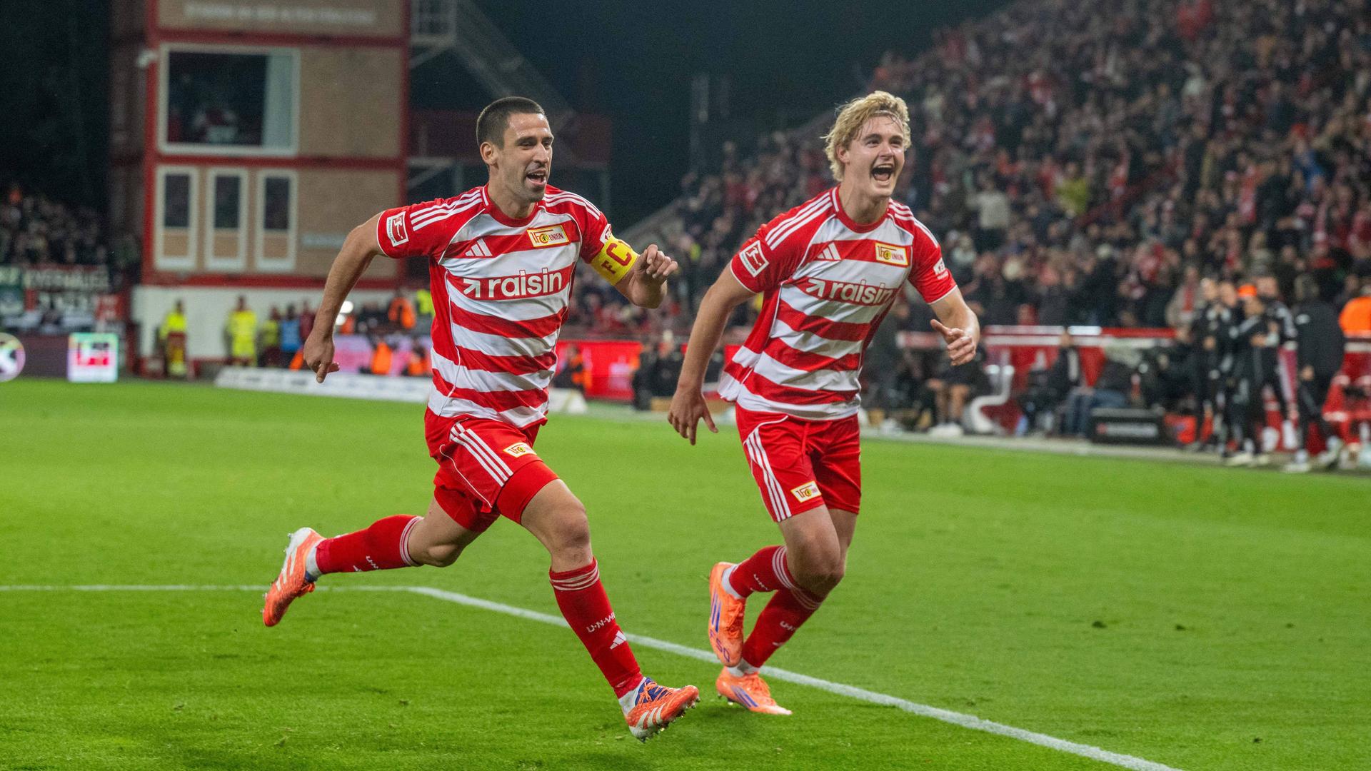 Rani Khedira und Tom Rothe vom 1. FC Union Berlin bejubeln Treffer zum 3:1 | IMAGO/Matthias Koch