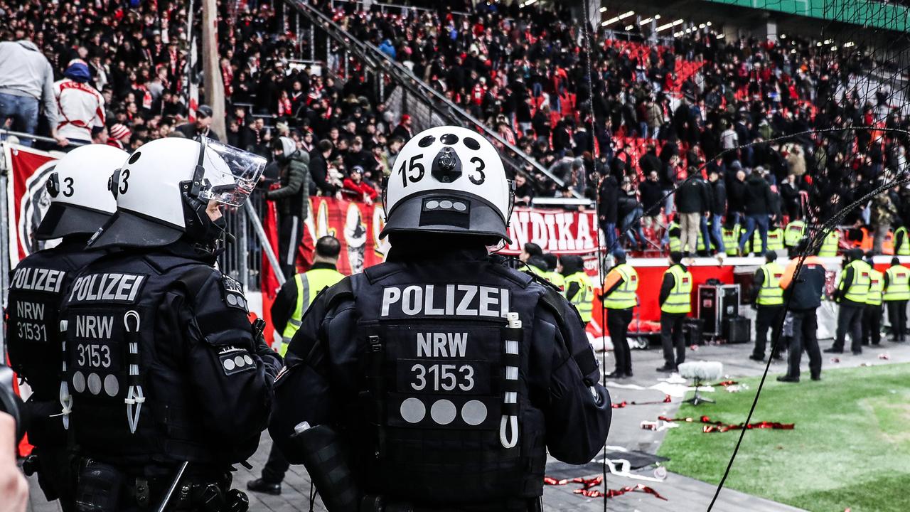 Gewalt im Fußball - Polizei legt rückläufige Zahlen vor