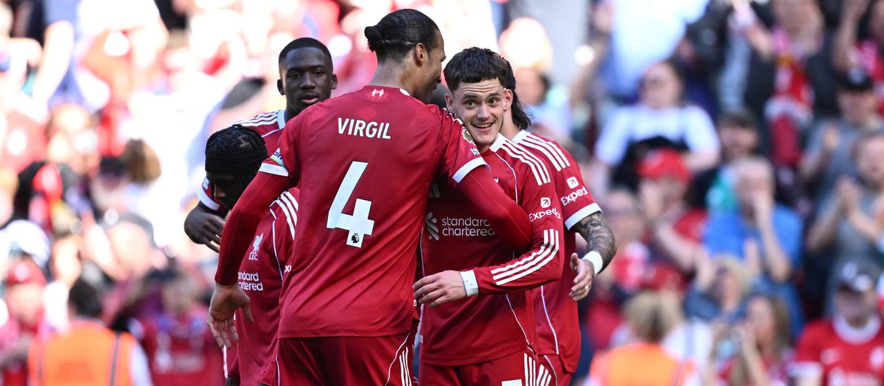 Futbollisti profesionist Florian Wirtz (r.) brohorit me shokët e tij të Liverpool FC në ndeshjen e Premier League kundër Crystal Palace