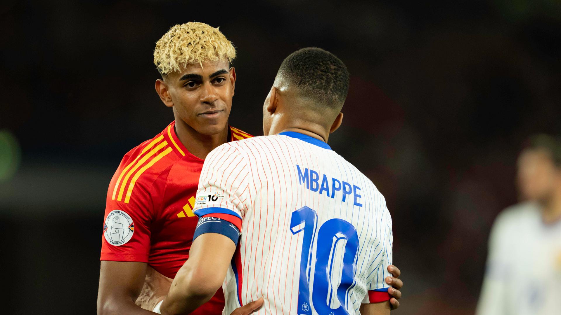 Spaniens Lamine Yamal (l.) umarmt Frankreichs Kylian Mbappe | IMAGO / Taisei Iwamoto