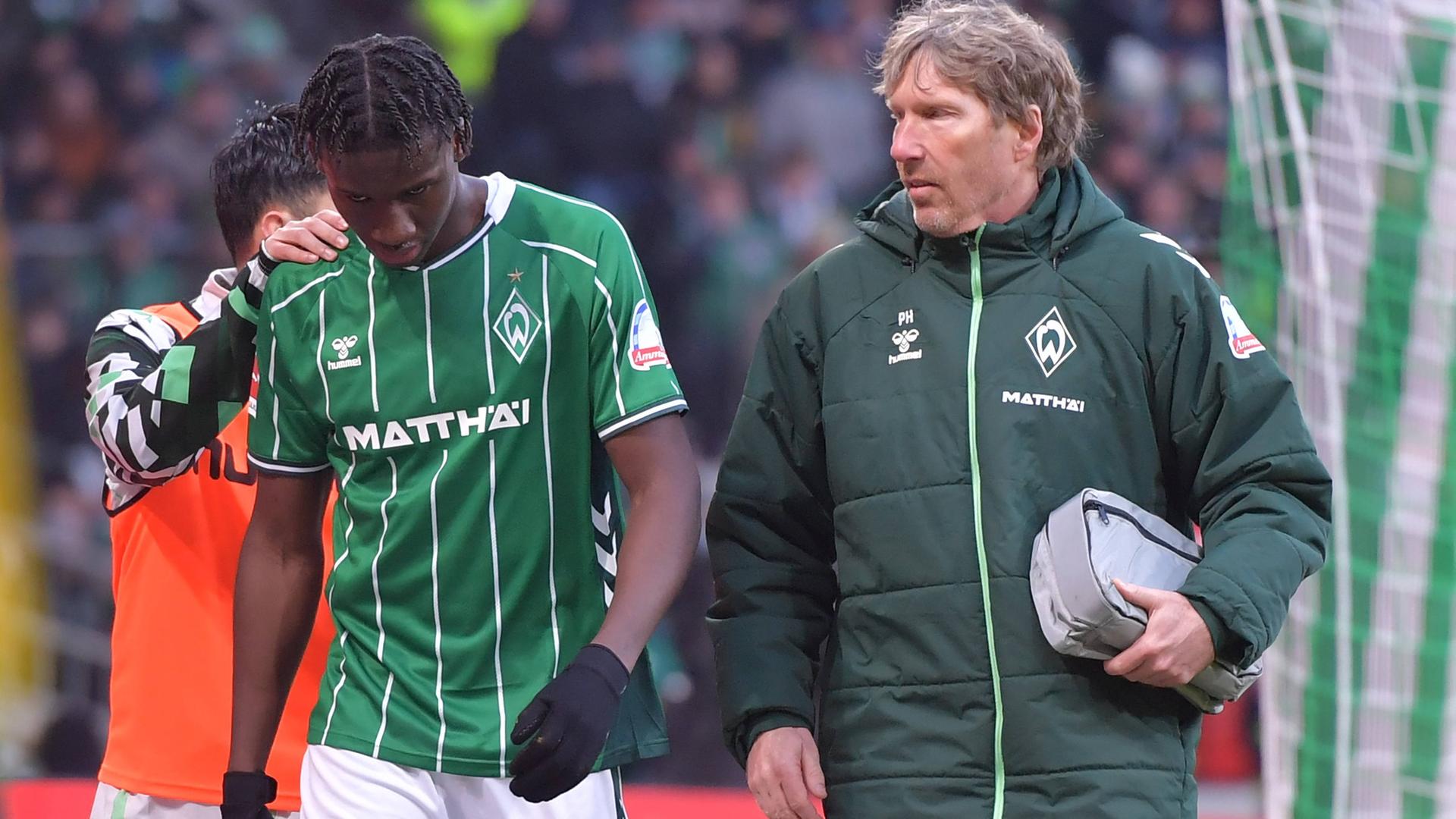 Werder Karim Coulibaly verlässt mit gesenktem Kopf das Spielfeld.  | Imago | Jan Huebner