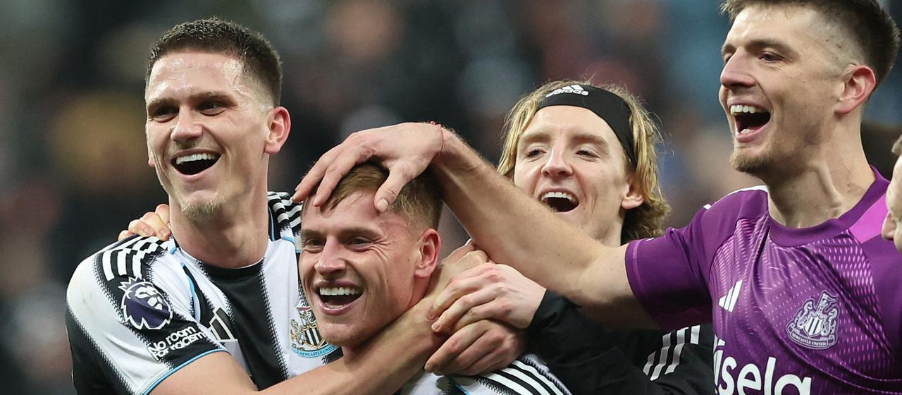 Golashënuesi fitues i Newcastle, Harvey Barnes (i 2-ti nga e majta) festohet nga Sven Botman (l.), Anthony Gordon (i dyti nga e djathta) dhe portieri Nick Pope