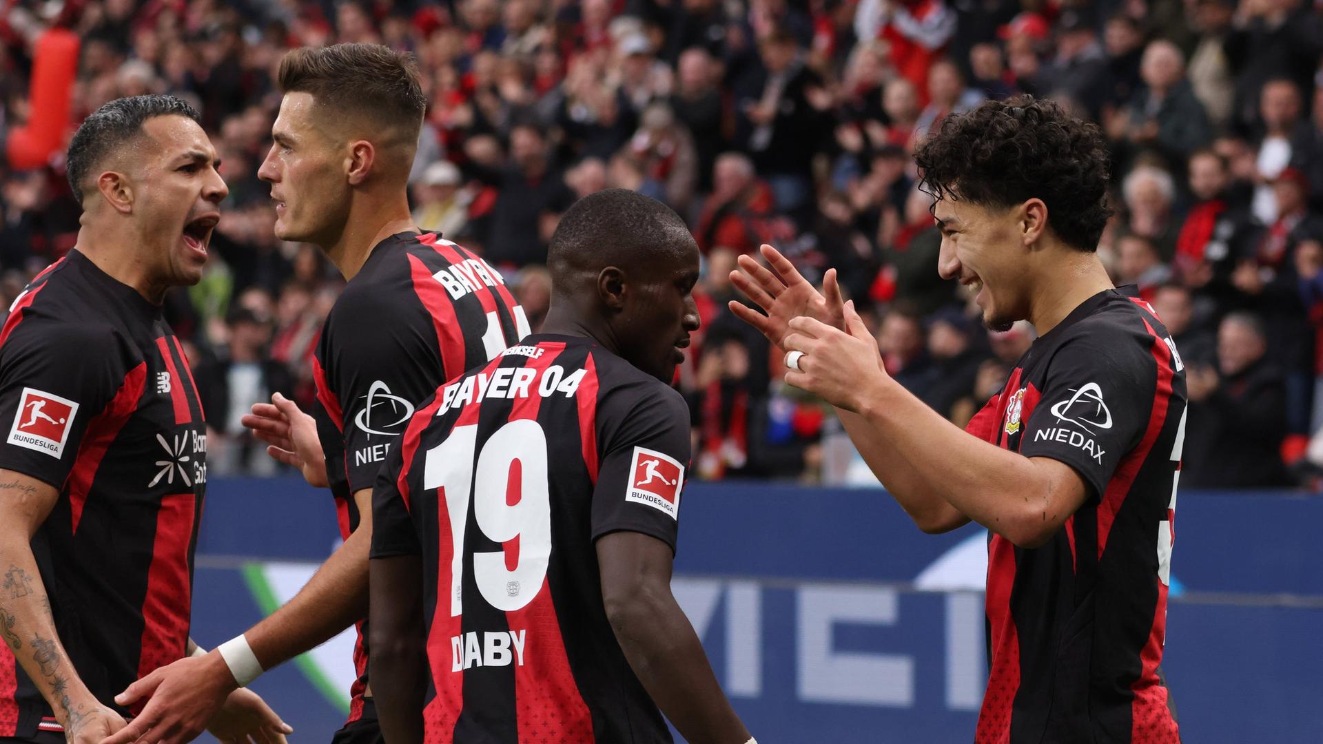 Leverkusen bejubelt Treffer zum 1:1 | IMAGO / Jürgen Schwarzbner