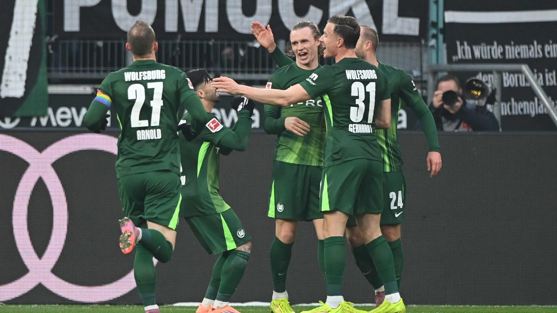 Wolfsburger Spieler bejubeln Führung in Gladbach | picture alliance / SvenSimon | Malte Ossowski / SVEN SIMON