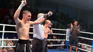 Der 15-jährige Berliner Arminius Rolle hebt die Hände nach seinem Sieg in seinem ersten Profikampf (Quelle: Picture Alliance/Robert Rolle)