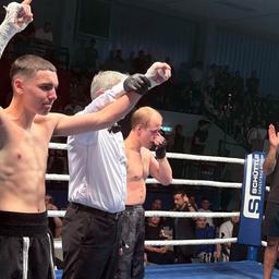 Der 15-jährige Berliner Arminius Rolle hebt die Hände nach seinem Sieg in seinem ersten Profikampf (Quelle: Picture Alliance/Robert Rolle)