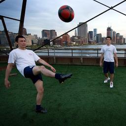 New Yorker spielen vor der Skyline Fußball