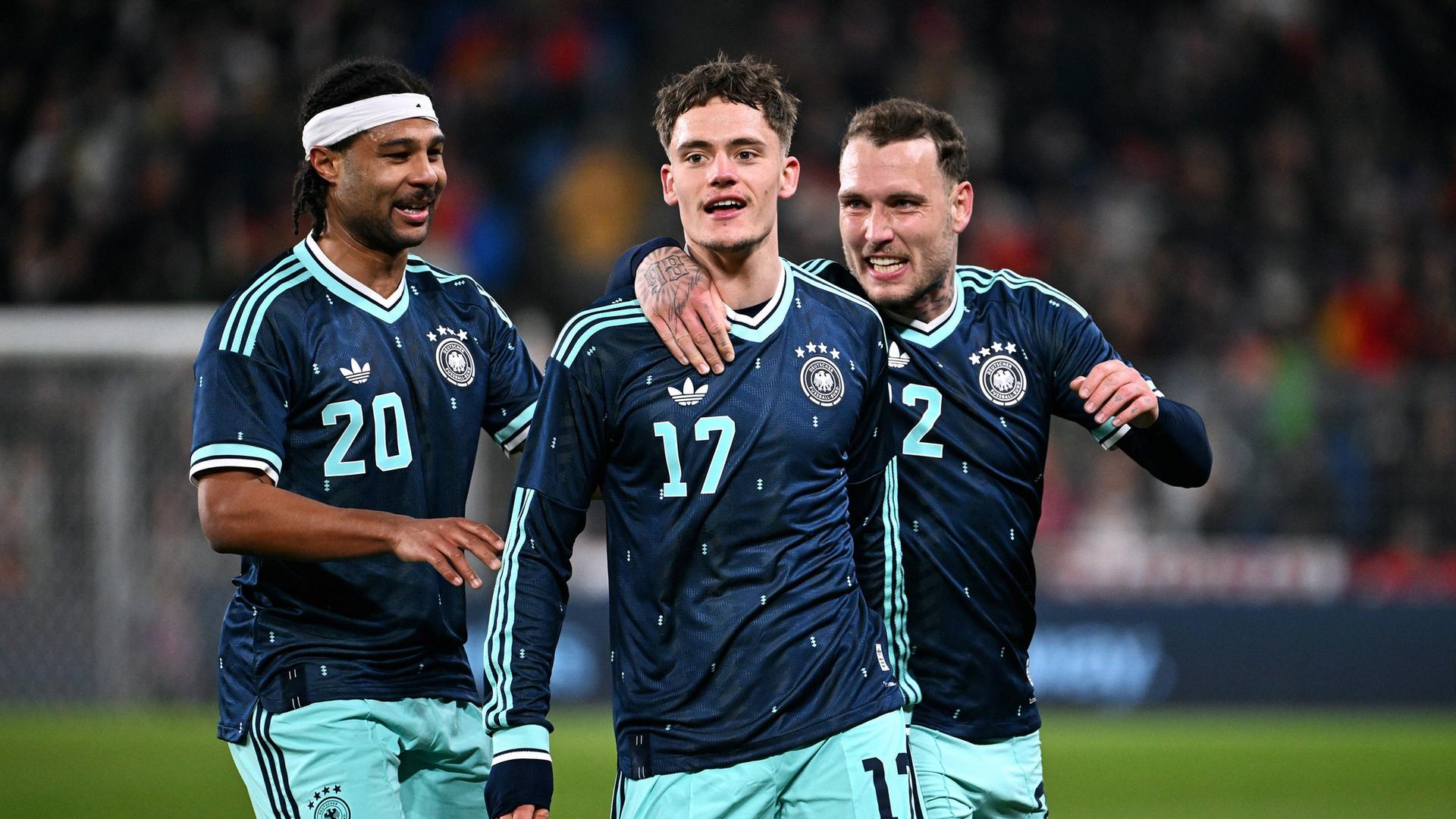 Florian Wirtz wird von David Raum umarmt und bejubelt | IMAGO / Uwe Kraft