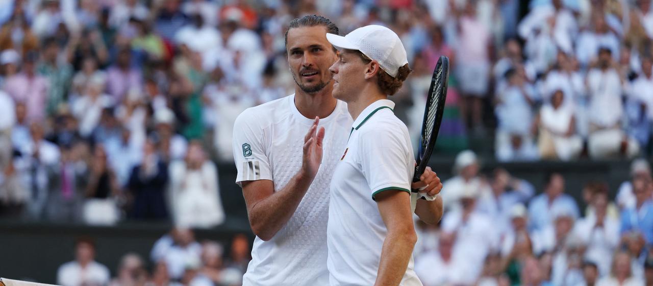 Alexander Zverev und Jannik Sinner geben sich nach dem Spiel die Hand