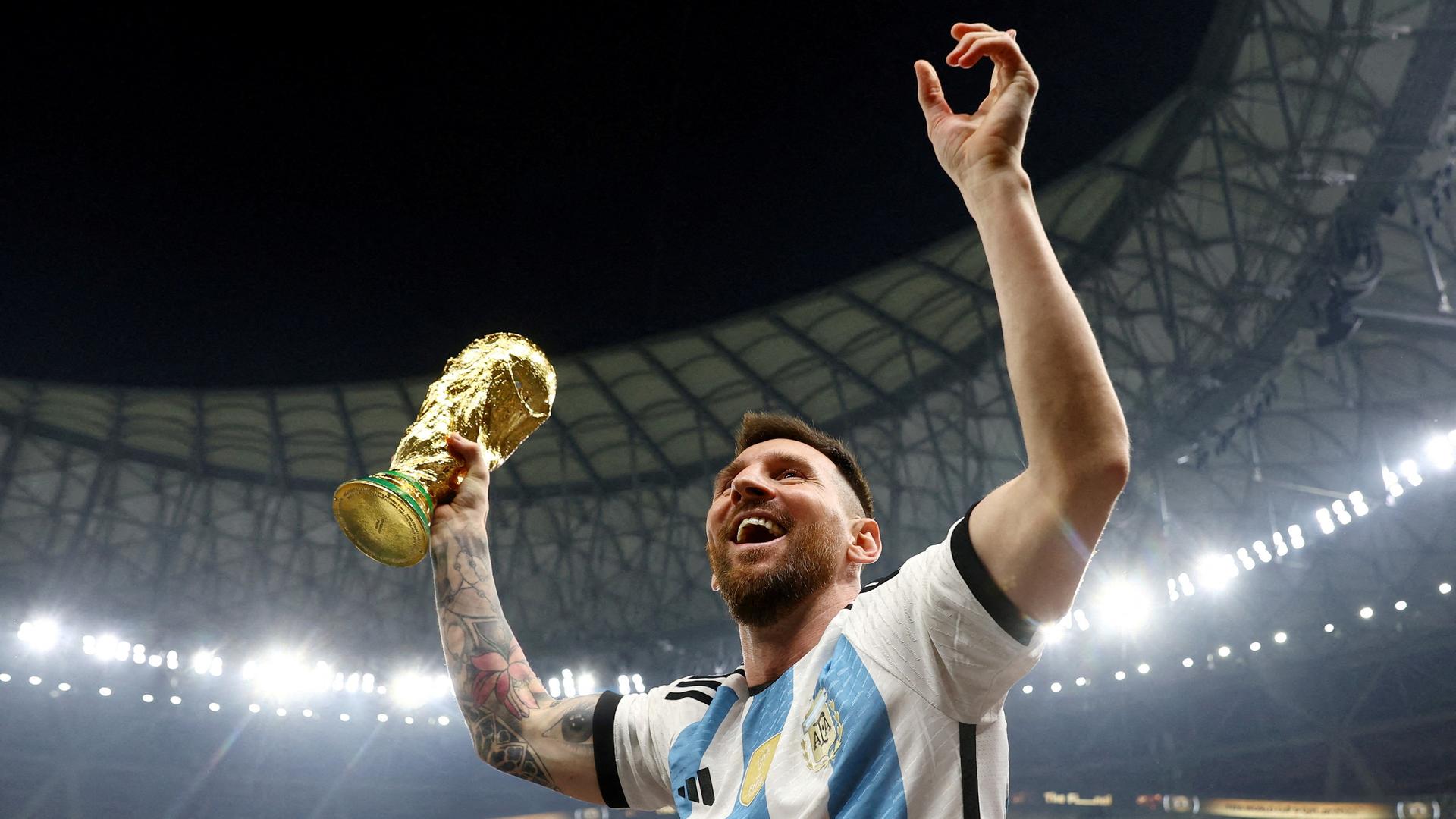 Lionel Messi mit dem Weltmeisterpokal 2022 | REUTERS/Hannah McKay